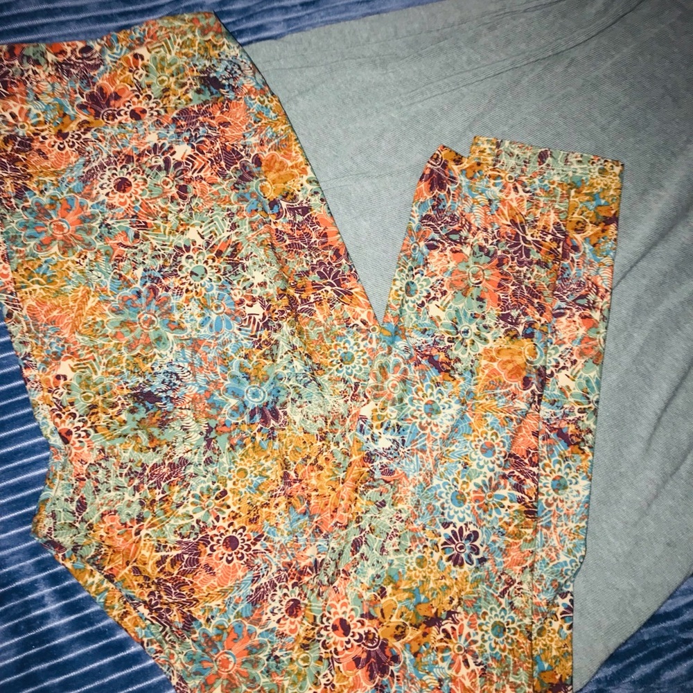 TC ( Tall & Curvy Leggings) paired with a Size Large Classic-T
